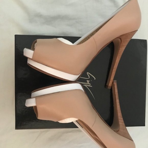 NEW Giuseppe Zanotti Beige and White Pump - Picture 3 of 7